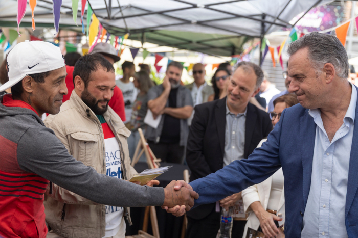 Presidente Yamandú Orsi saluda con apretón de manos a participante de la muestra del Programa de Educación en Cárceles