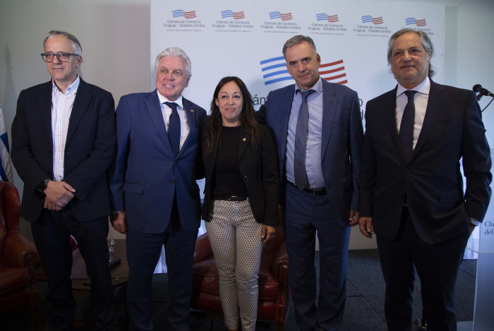 Presidente Orsi de pie. A su lado, la ministra de Industria, Fernanda Cardona; el embajador de Estados Unidos, Lou Rinaldi, y el director de OPP, Rodrigo Arim