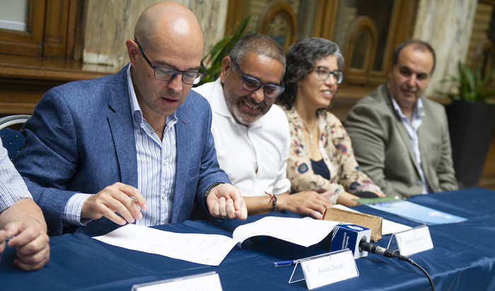 Presidente de ASSE, Álvaro Danza, firma un convenio. A su lado, el presidente del Correo Uruguayo, Gabriel Bonfrisco lo observa