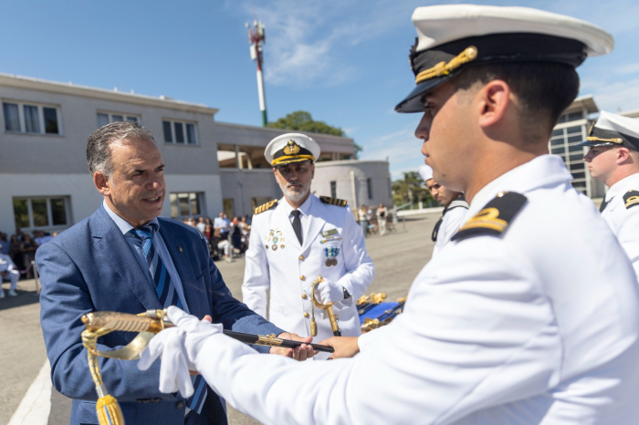 Presidente Orsi entrega espada a nuevo oficial de la Armada Nacional