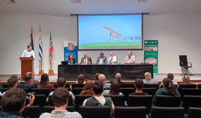 Autoridades de Veterinaria, UTU y UTEC firmando acuerdo 
