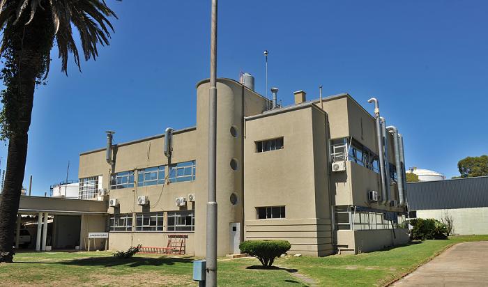 Edificio en refinería de La Teja