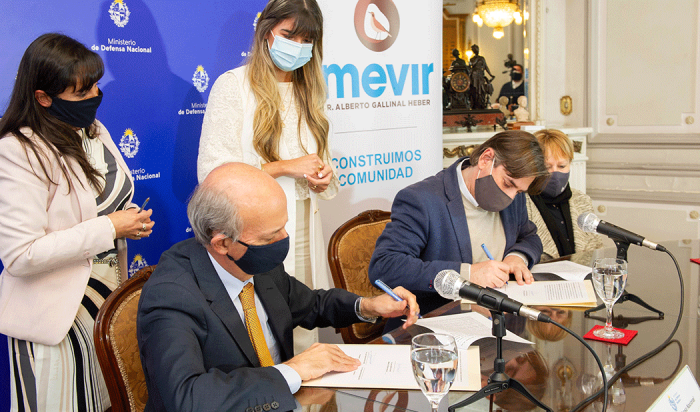 Autoridades del Ministerio de Defensa y del Mevir