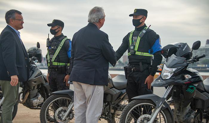 Ministro del Interior, Luis Alberto Heber, saluda a un efectivo policial