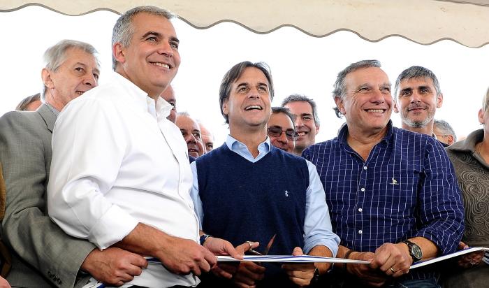 Presidente Luis Lacalle Pou junto a autoridades nacionales y departamentales durante el corte de cinta