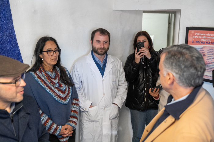 Presidente Orsi junto al equipo de salud de la policlínica de Pueblo Gallinal