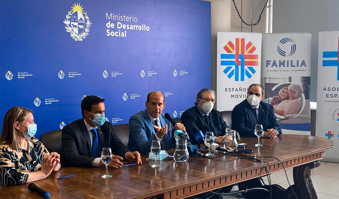 Autoridades del Mides y de Asociación Española