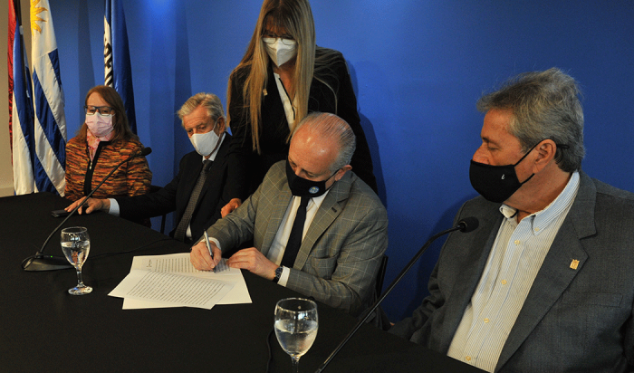 Firma de acuerdo entre Ministro de Ed. y Cultura, P. da Silveira e intendente de Maldonado E. Antía