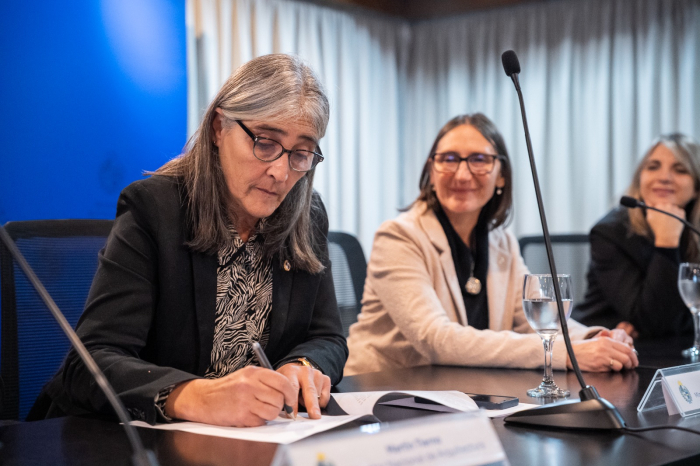Ministra Etcheverry firmando convenio