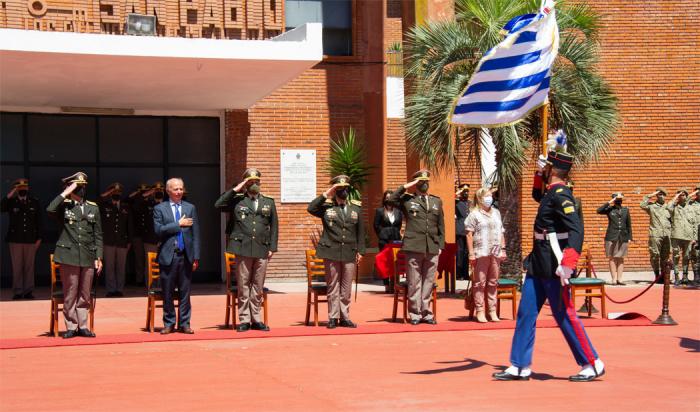 Alumnos de la Escuela Militar desfilan ante autoridades