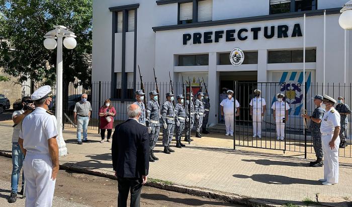 Ministro Javier García en Prefectura Naval de Paysandú