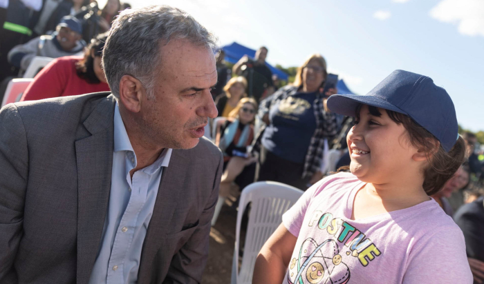 Presidente Orsi con niña en el barrio Nuevo Comienzo