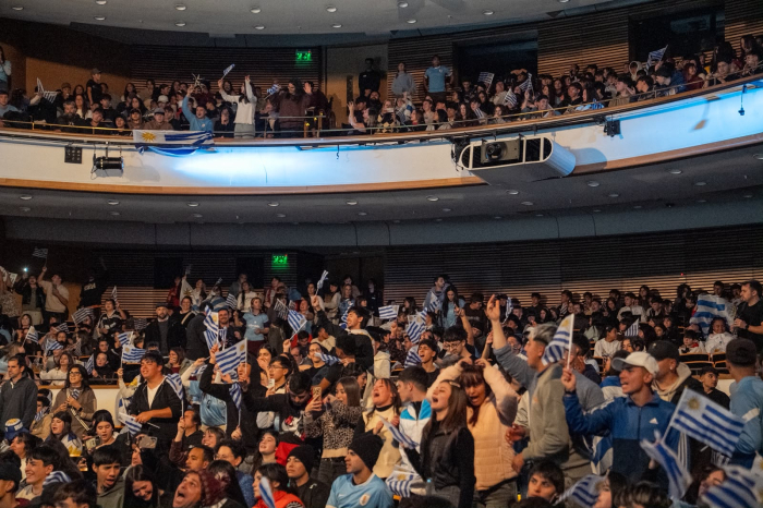 Estudiantes de educación media durante el partido Uruguay vs Arabia Saudita, en el uditorio Nacional del Sodre