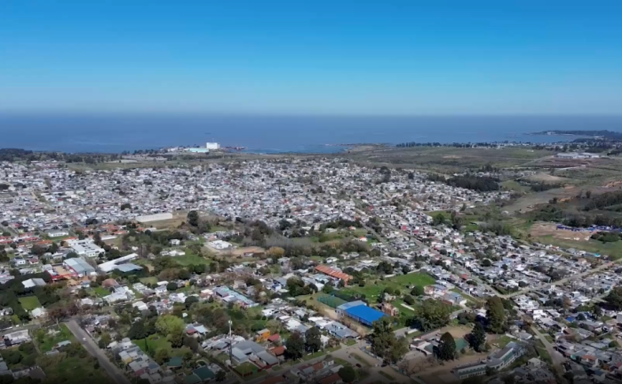 Zona costera de Montevideo vista desde el aire. En el horizonte, el Río de la Plata