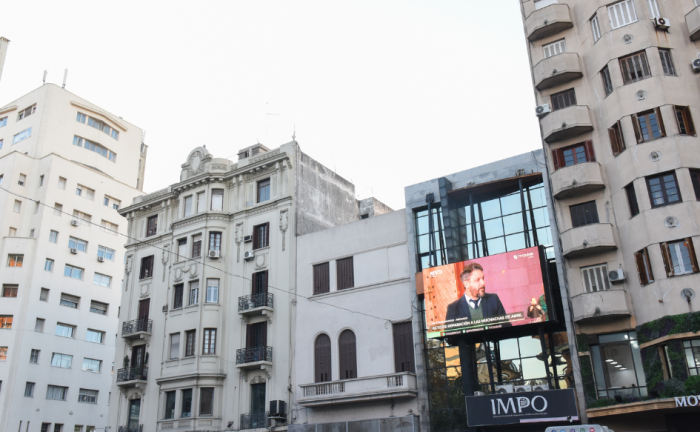IMPO instala nueva pantalla en avenida 18 de Julio y cederá paneles al Secan y el Sodre Pantalla del IMPO transmite el informativo de TV Ciudad, en la avenida 18 de Julio.