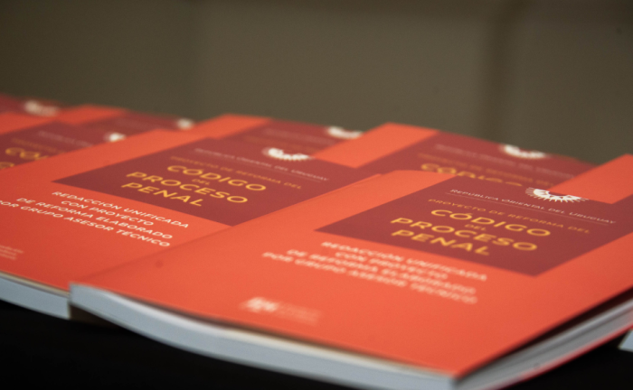 Cuatro ejemplares de la propuesta de reforma del Código del Proceso Penal sobre una mesa