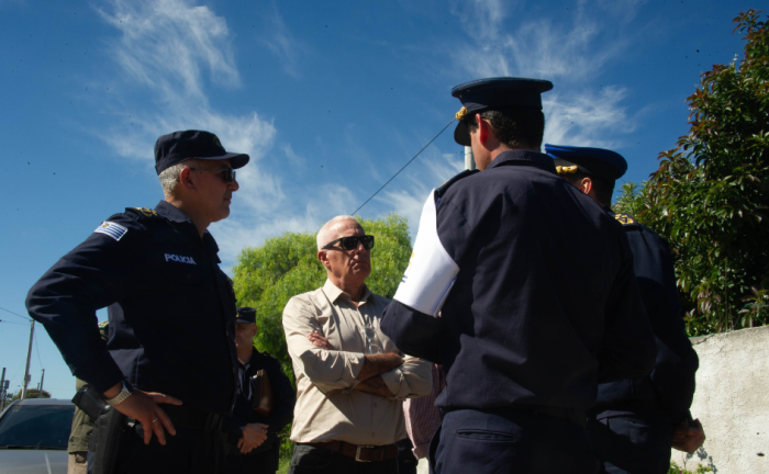 Ministro del Interior, Carlos Negro, dialoga, cruzado de brazos, con autoridades de la Policía Nacional en Cerro Norte