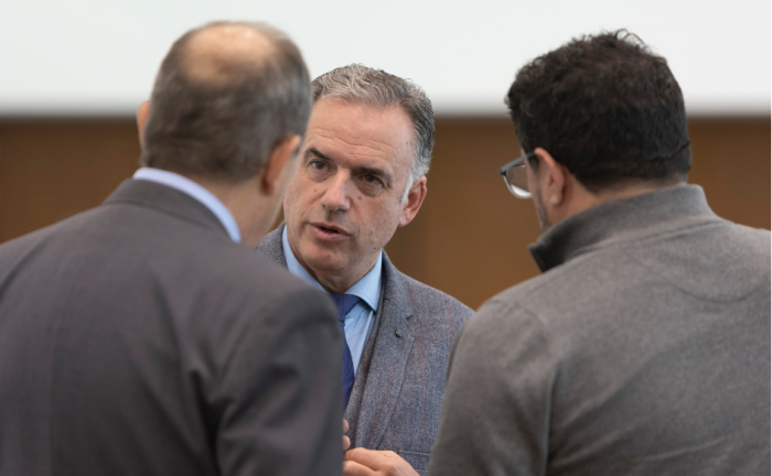Presidente Yamandú Orsi habla con el ministro de Economía y Finanzas, Gabriel Oddone, y el secretario de Presidencia, Alejandro Sánchez, en la sala donde se desarrollan los Consejos de Ministros