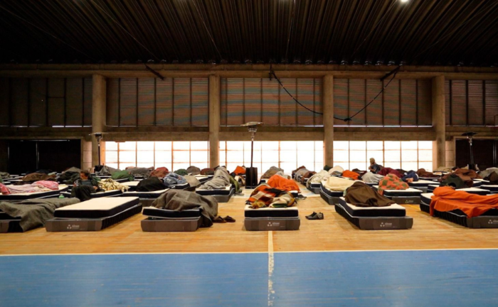 Alerta roja: 3.761 personas recibieron asistencia el sábado 25 de julio. Foto de archivo. Una decena de camas dispuestas en fila, en el polideportivo de la Escuela Nacional de Policía, que funciona como centro de evacuación del Sinae