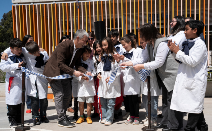 Escuela de tiempo completo inauguró espacios de clase y recreación en el barrio Pajas Blancas Presidente de ANEP, Pablo Caggiani y niños de la escuela Australia de Pajas Blancas, cortan la cinta y aplauden durante la inauguración de las nuevas instalaciones del centro educativo