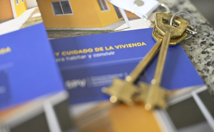 MVOT entregará 301 viviendas en Artigas, Salto y Paysandú Un par de llaves, arriba de un folleto del MVOT.