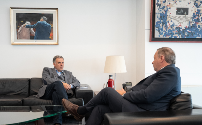 Presidente Yamandú Orsi y presidente del Partido Nacional, Álvaro Delgado, dialogan sentados en sillones en el despacho presidencial de Torre Ejecutiva