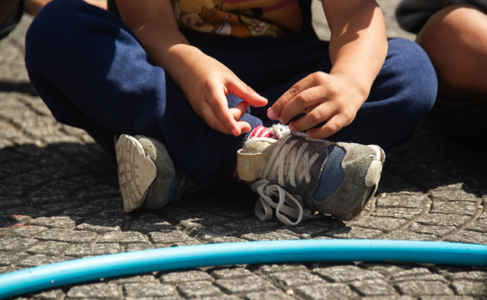 Niño sentado con las piernas cruzadas