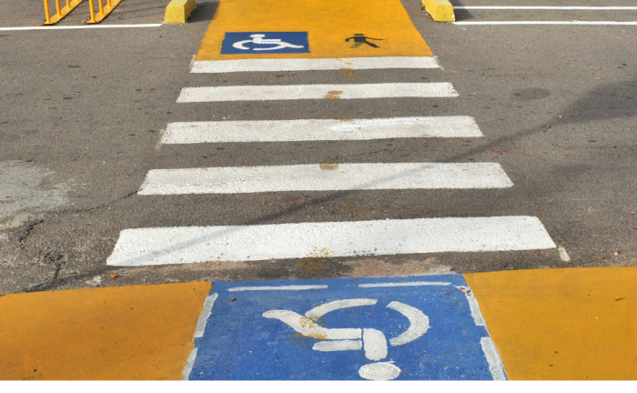 Rampa para la circulación de personas con discapacidad en una calle