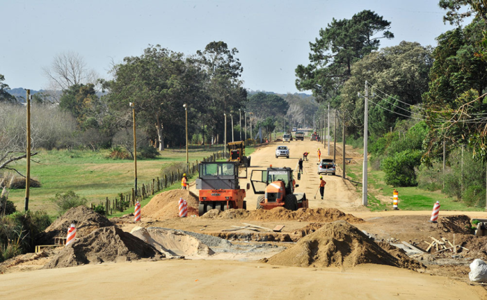 Retroexcavadoras mueven tierra en una calle