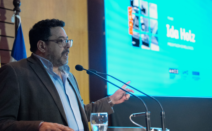 El secretario de Presidencia, Alejandro Sánchez, brinda un discurso durante la presentación de resultados del Fondo Ida Holz, en el auditorio de Torre Ejecutiva.
