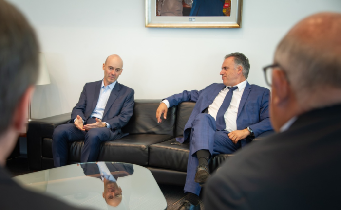 Presidente Orsi recibió a empresarios que anunciaron inversión privada millonaria en Maldonado Presidente Orsi sentado, con las piernas cruzadas, en un sillón. A su lado, el representante de la empresa JHSF Península. En el medio, una mesa de living.