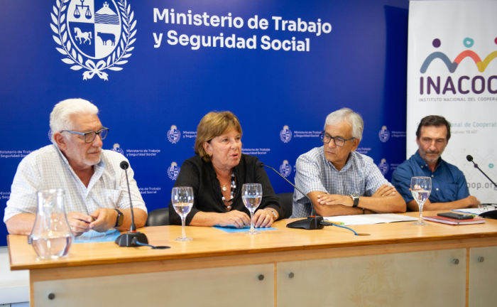 Presidenta de Inacoop, Graciela Fernández, habla en conferencia de prensa. A su lado, el ministro de Trabajo y Seguridad Social, Juan Castillo, y autoridades de Inefop y Cudecoop