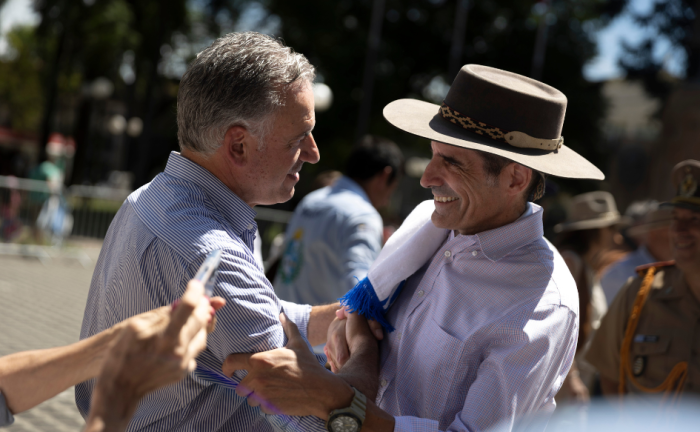 Orsi en la Patria Gaucha: “Uruguay tiene ganas de celebrar lo que somos” Presidente Orsi abraza a un jinete durante el desfile tradicional de la Fiesta de la Patria Gaucha