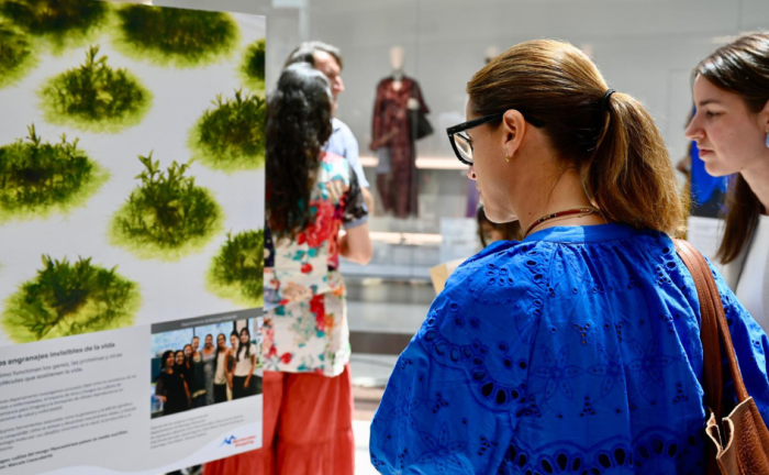 Mujer de unos 30 años observa una fotografía de investigadoras