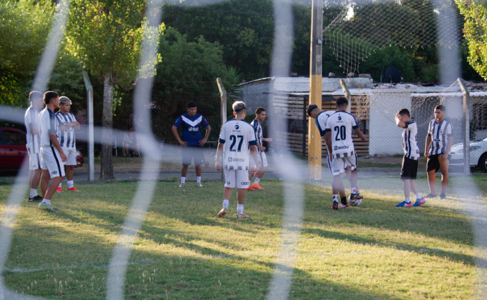UTE invertirá unos 15.000 dólares para iluminar con tecnología de última generación cada cancha de fútbol infantil Niños de unos 13 años juegan con una pelota en una cancha de fútbol infantil