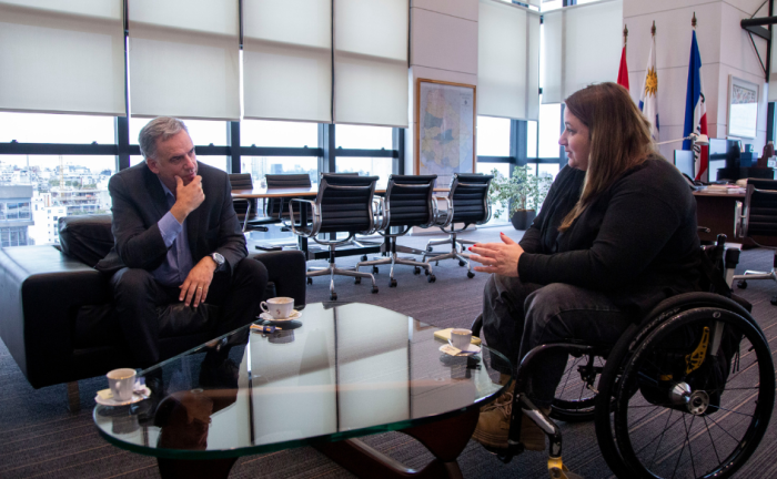 Presidente Yamandú Orsi, sentado, con la mano en el mentón, dialoga con Fiorella Buzeta, en su despacho