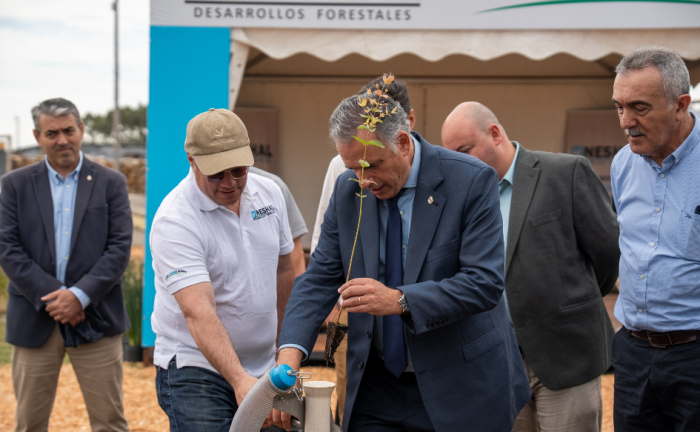 Presidente Orsi planta un árbol en la Uruforest 2026