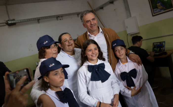 Orsi inauguró obras de electrificación rural en escuela n°44 de Sierras del Yerbal Presidente Orsi se se toma una fotografía con los cuatro niños y la maestra de la escuela rural n°44 de Sierras del Yerbal