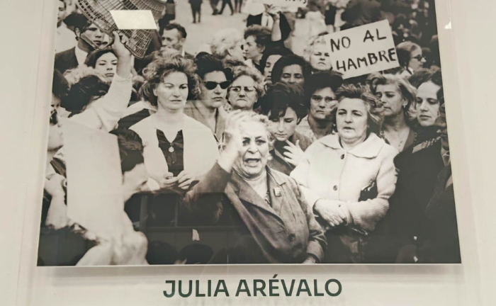 Fotografía de Julia Arévalo, rodeada de mujeres, durante una manifestación sindical. Debajo, la leyenda "Julia Arévalo"
