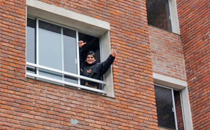 Gobierno proyecta 1.600 soluciones habitacionales con el plan Abriendo Puertas - Primera Vivienda. Foto de archivo Hombre de unos 40 años saluda por la ventana de una vivienda en un edificio