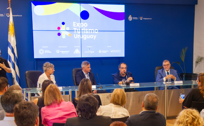 Mintur apuesta al posicionamiento del sector en la Expo Turismo 2026 Ministro de Turismo, Pablo Menoni, habla al público en la presentación de la Expo Turismo Uruguay 2026. A su lado, autoridades de Camtur, Audavi y Grupo Elis