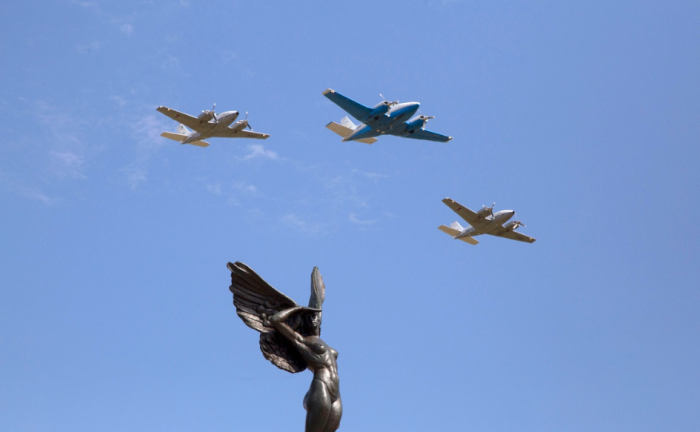 Tres aeronaves de la Fuerza Aérea sobrevuelan el espacio aéreo