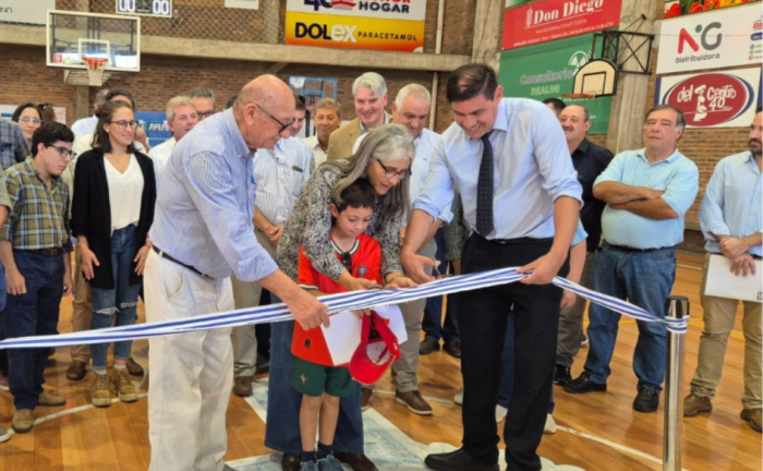 Ministra de Transporte y Obras Públicas, Lucía Etcheverry, corta cinta de inauguración en el gimnasio de Salto Uruguay junto a un niño y directivos de la institución