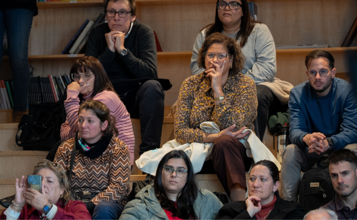 Una decena de personas, sentadas, escuchan atentamente a las autoridades durante la instalación de la CODE de Canelones