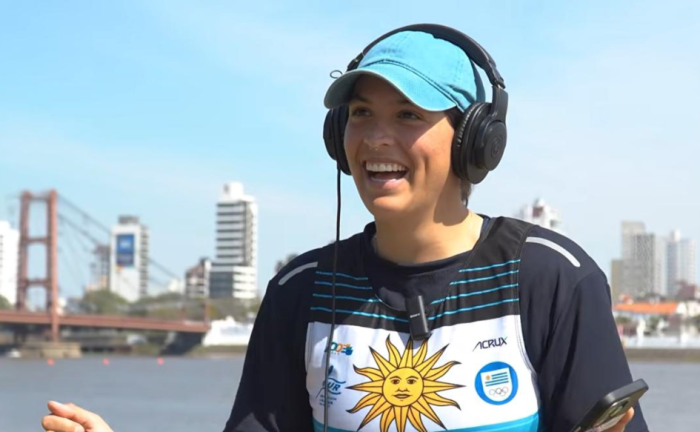 El cielo de mi camiseta: la nueva identidad musical de los deportistas uruguayos Deportista uruguaya, sonriente, escucha la canción "El cielo de mi camiseta" con auriculares durante los Juegos Odesur 2026