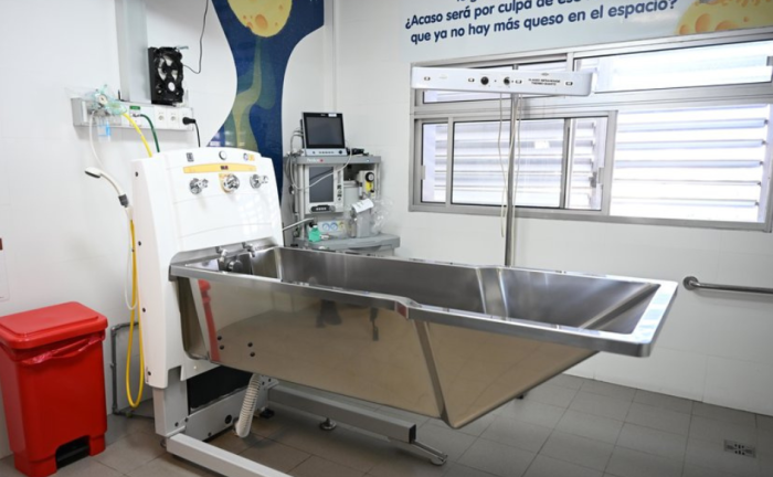 Unidad de Quemados del Pereira Rossell cuenta con equipamiento y tratamientos de vanguardia Bañera utilizada para terapias en la Unidad de Quemados y Rehabilitación del Centro Hospitalario Pereira Rossell