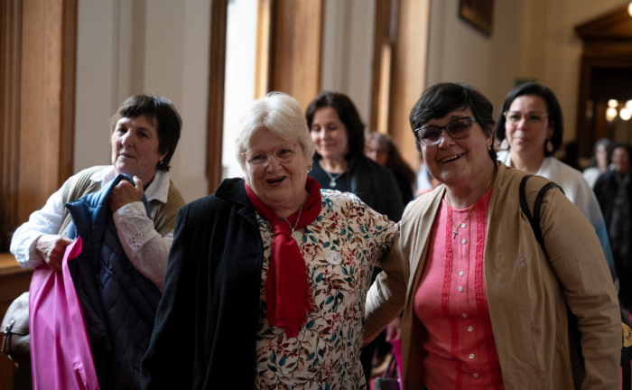 Mujeres rurales priorizarán ocho ejes de trabajo en los próximos diez años Dos mujeres rurales, de unos 70 años, caminan sonrientes por el Salón de los Pasos Perdidos del Palacio Legislativo, durante la presentación de la Agenda de las Mujeres Rurales +10