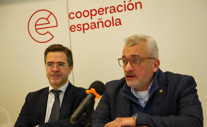 Preparan puesta en marcha de la Red Iberoamericana de Reducción del Riesgo de Desastres y Protección Civil Director del Sinae, Leandro Palomeque, habla sentado, con los brazos apoyados en una mesa. Detrás, un banner con el logo de la Cooperación Española