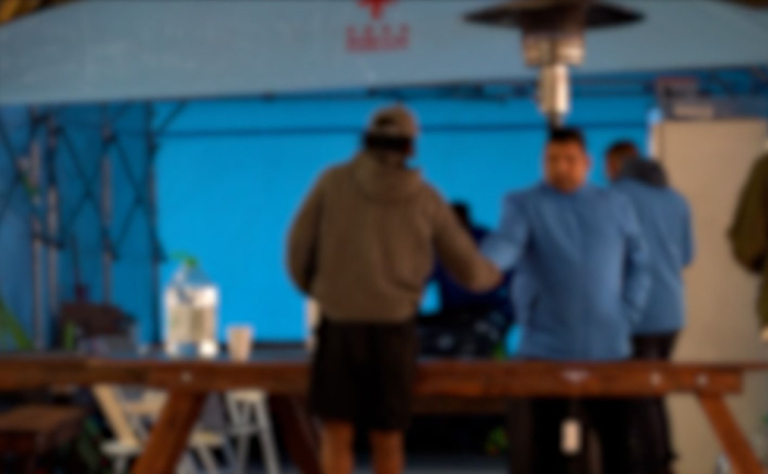 Alerta roja por frío extremo: 3.267 personas recibieron asistencia el viernes 18 de setiembre Una persona le sirve un vaso de café a otra en un centro de evacuación del Sinae