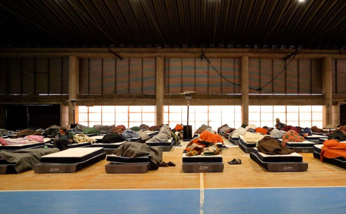 Alerta roja por frío extremo: 3.512 personas recibieron asistencia el sábado 19 de setiembre Camas dispuestas en fila en el polideportivo de la Escuela Nacional de Policía